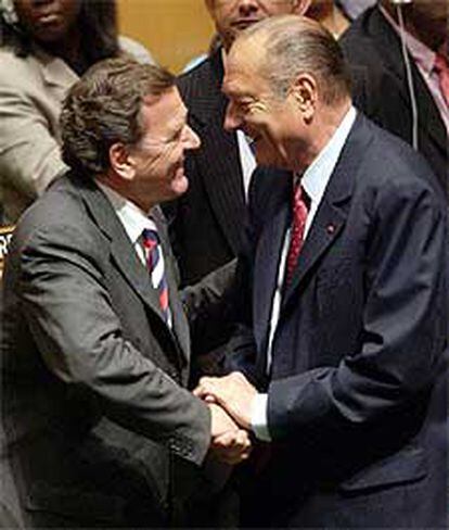 Schröder y Chirac se saludan en los pasillos de la ONU.