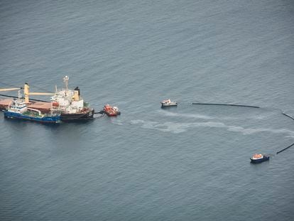 El dispositivo desplegado en torno al granelero 'OS35', semihundido frente a la costa de Gibraltar, el jueves.