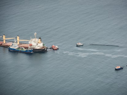 El dispositivo desplegado en torno al granelero 'OS35', semihundido frente a la costa de Gibraltar, el jueves.