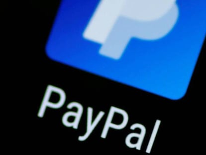 El logotipo de PayPal, en un teléfono móvil. 