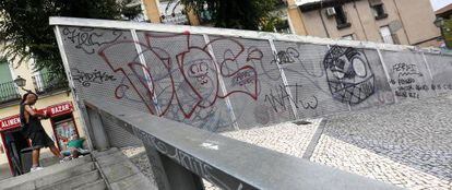 Pintadas ayer en la plaza de Agust&iacute;n Lara. Debajo, esos mismos grafitis en una imagen del 18 de marzo.