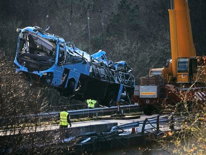 Una grúa trabaja en el izado del autobús accidentado en el río Lérez (Cerdedo-Cotobade, Pontevedra), el pasado 27 de diciembre.