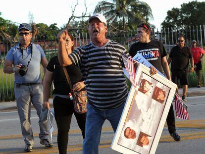 Exiliados cubanos critican la exposición del exagente castrista.