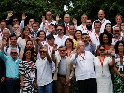 Los negociadores del ELN y del Gobierno colombiano posan para una foto grupal luego de la instalación de la cuarta ronda de diálogos, en Caracas, Venezuela, el pasado 14 de agosto.