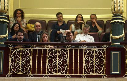 El fundador de Podemos, Juan Carlos Monedero, y el exJemad Julio Rodríguez, en la tribuna de invitados del Congreso.
