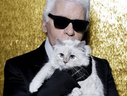 Karl Lagerfeld y su gata en una foto de Instagram utilizada para felicitar el a&ntilde;o 2017. 
