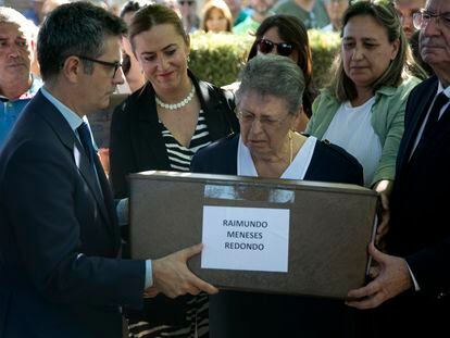 El ministro en funciones de la Presidencia, Relaciones con las Cortes y Memoria Democrática, Félix Bolaños, entrega una caja con restos en un acto solemne de entrega de restos de las víctimas de la Guerra Civil y el Franquismo, este domingo.