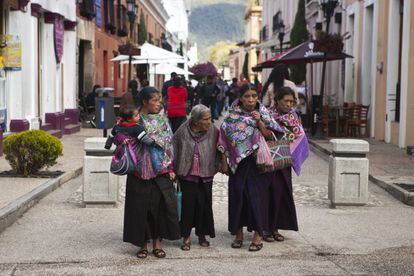 Este es uno de los andadores principales de San Cristóbal. En él puedes comprar la artesanía chiapaneca que tejen los indígenas de los pueblos cercanos y llevan para vender a esta ciudad. Además ahí encontrarás muchas agencias de tours para recorrer los diferentes puntos del Estado. Para el segundo día, te recomendamos que visites el Cañón del Sumidero, a una hora en coche desde San Cristóbal o, si lo prefieres, la localidad cercana de San Juan Chamula.