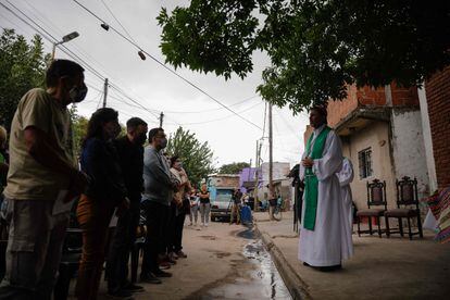 Un sacerdote celebra una misa en memoria de los muertos por droga envenenada en Puerta 8, un barrio marginal de las afueras de Buenos Aires, el 5 de febrero pasado.