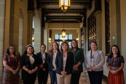 Karin Herrera y su equipo durante una entrevista en Palacio Nacional de la Cultura en la Ciudad de Guatemala el 16 de enero de 2024.