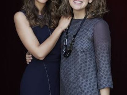 La actriz Irene Escolar (izquierda) y a la directora Lara Izaguirre.