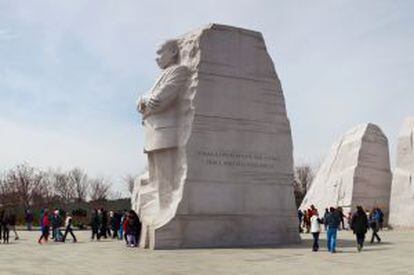 Visitantes ante la escultura que recuerda a Martin Luther King, en el National Mall de Washington.