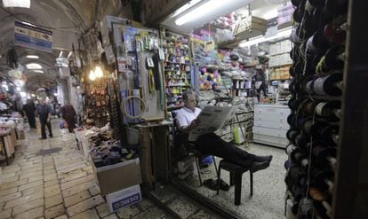 Un tendero en el barrio musulmán de la Ciudad Vieja de Jerusalén. 