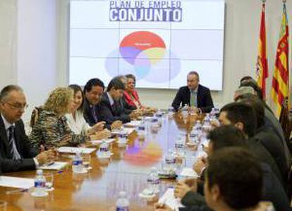 El presidente de la Generalitat, Alberto Fabra (centro), ha presentado hoy el Plan Conjunto por el Empleo de la Comunitat Valenciana.