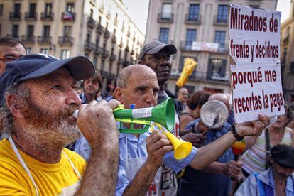 Más de 300 trabajadores protestaron ayer en la plaza de Sant Jaume.