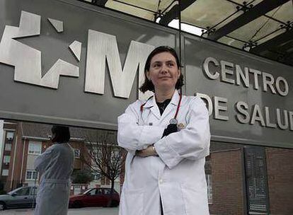La pediatra Eva Vargas, frente al centro de salud en el que trabajaba hasta el viernes, el Miguel de Cervantes, en Alcalá de Henares.