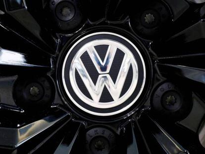 Logotipo de la marca Volkswagen en una llanta.