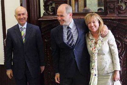 Durán i Lleida, Chaves y Manuela de Madre, ayer en la sede de la Presidencia de la Junta, en Sevilla.
