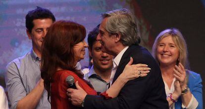 Cristina Fernández de Kirchner, futura vicepresidenta, saluda al presidente electo, Alberto Fernández.