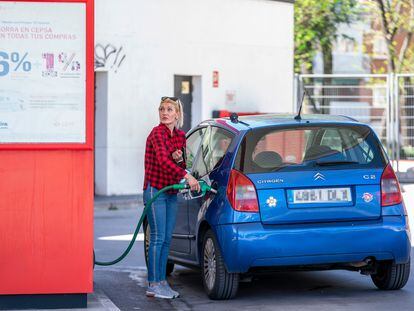 Una mujer reposta su coche en una gasolinera Cepsa, en abril.