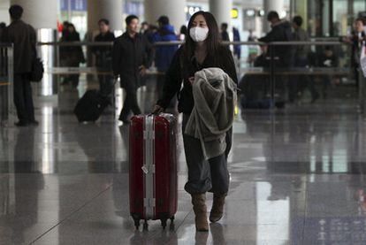 Una pasajera procedente de Tokio tras aterrizar en el aeropuerto de Pekín.