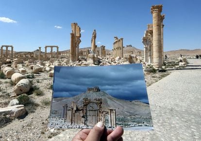 El fotógrafo Joseph Eid muestra una imagen del Arco del Triunfo tomada el 14 de marzo de 2014 frente a una vista general tomada el 31 de marzo de 2016.