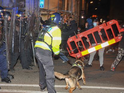 Los manifestantes se enfrentaban a la policía, este domingo por la noche en Bristol.