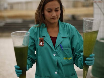 Una investigadora de Aqualia porta unas muestras.