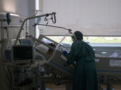 Una sanitaria atiende a un paciente con covid en el Hospital del Mar de Barcelona