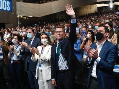 El presidente del PP, Alberto Núñez Feijóo, saluda a los asistentes al congreso nacional del partido, tras confirmarse su proclamación como nuevo líder de los populares.