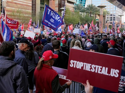 Seguidores de Trump protestan en Phoenix (Arizona).