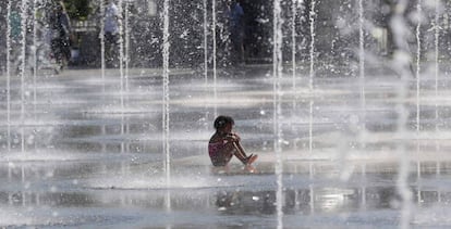 Una niña en una fuente.