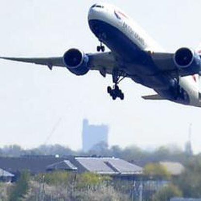 Un avión de la aerolínea British Airways despega del aeropuerto de Heathrow