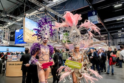 Entre las novedades de este 2023 está el lanzamiento de la sección Fitur Sports, dedicada al turismo deportivo, que se suma a otras nueve áreas especializadas entre las que están el turismo LGTBI, la tecnología, el cine, los viajes Mice (los viajes por trabajo), el turismo inclusivo, los idiomas o los cruceros. A estos contenidos se suman las actividades del Observatorio de sostenibilidad Fitur Next, centradas en esta edición en el reto '¿Cómo puede el turismo contribuir a la regeneración del medio natural?'. Tiene una programación sobre turismo regenerativo y premios a las mejores prácticas desarrolladas en este sentido, que este año destacan las iniciativas de Plogging Tour, el Grupo Iberostar y Green Pepper Travel. En la foto, 'drag queens' en el espacio de Gran Canaria en la feria.