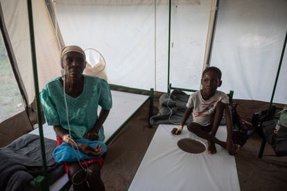 Una mujer y un niño permanecen ingresados en el Centro de Tratamiento del Cólera (CTC) de Médicos Sin Fronteras (MSF) en el barrio de Cité-Soleil en Puerto Príncipe (Haití) en octubre 2022.