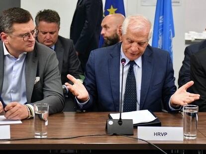 El ministro de Exteriores de Ucrania, Dimitro Kuleba, y el Alto Representante de la Unión Europea para la Política Exterior, Josep Borrell, durante una reunión con los ministros de Exteriores de los 27 países miembros de la UE.
22/09/2022
