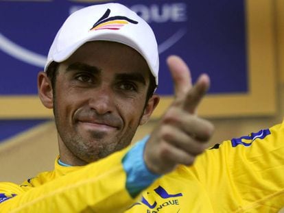 Alberto Contador, en el podio con el maillot amarillo.