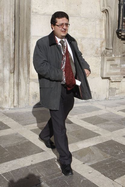 Serrano sale del Tribunal Superior de Justicia andaluz tras declarar por un presunto delito de prevaricación en diciembre de 2010.
