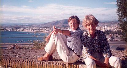 La Duquesa Roja junto a su novia, Liliane Dahlmann, en Gibraltar en 2008.