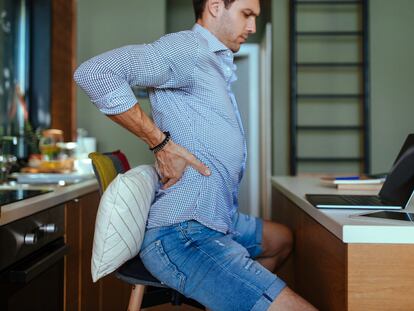 Portátiles y fáciles de llevar, para sentarte con una buena postura en cualquier parte. GETTY IMAGES.