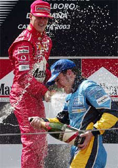 Michael Schumacher celebra con el español su victoria en el podio.