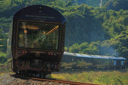 Los viajes en ferrocarril han conquistado históricamente el imaginario de varias generaciones gracias a recorridos como el Tren Azul en Sudáfrica, el Maharajas Express de la India o el Transcantábrico, en el norte de España. Desde 2013, el Seven Stars, el tren más lujoso de Japón (en la foto), recorre la región nipona de Kyushu.