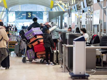 Varias personas con maletas en el aeropuerto de Adolfo Suárez el pasado 23 de diciembre.