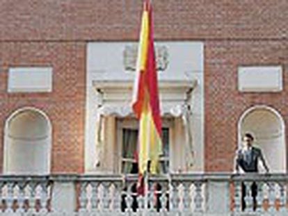 El presidente del Gobierno, José María Aznar, asomado al balcón principal del palacio de la Moncloa.