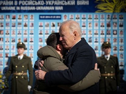 El presidente estadounidense, Joe Biden, era recibido este lunes en Kiev con un abrazo de su homólogo de Ucrania, Volodímir Zelenski.