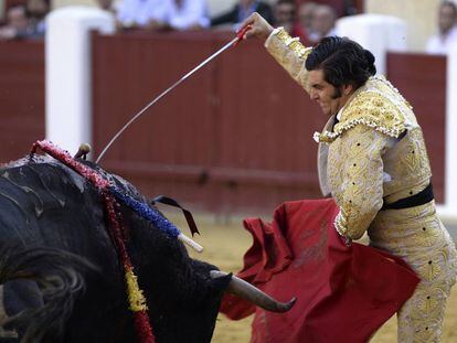 El diestro Morante de la Puebla entra a matar a su primer toro.