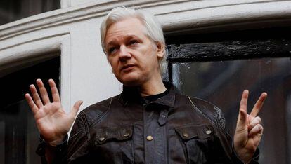 Assange, en un balcón de la Embajada de Ecuador en Londres, en 2017.