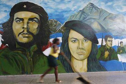 Un mural que recuerda al revolucionario Ernesto Che Guevara en La Habana.
