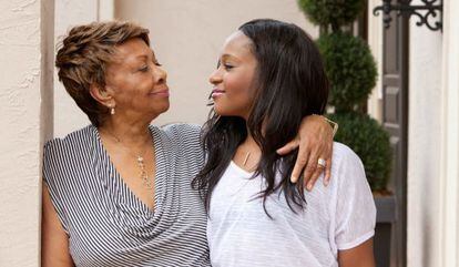 Bobbi Kristina Brown junto a su abuela, Cissy Houston, en 2012.
