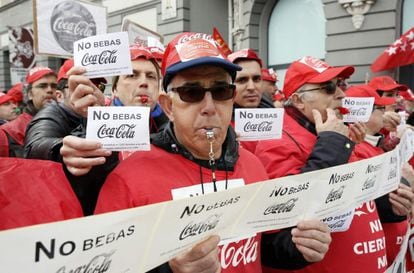 Protesta de los trabajadores de Coca Cola frente al Congreso.
